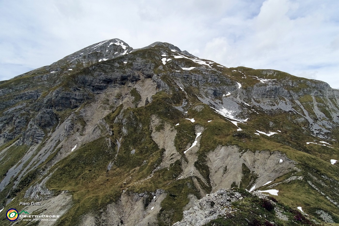 64 Vista sul tratto tormentato appena percorso  del sentiero 244 sul versante sud-est d'Arera .JPG -                                